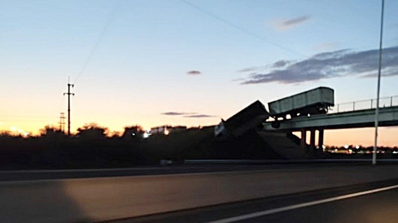 Corte de tránsito en la autopista Rosario-Santa Fe: un camión quedó colgando de uno de los puentes