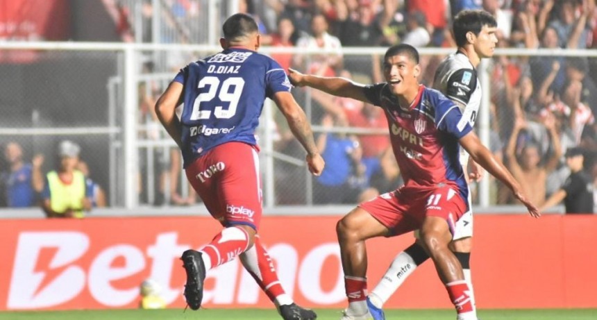 Unión no tuvo piedad del Lobo: lo goleó 4 a 0 con gran actuación