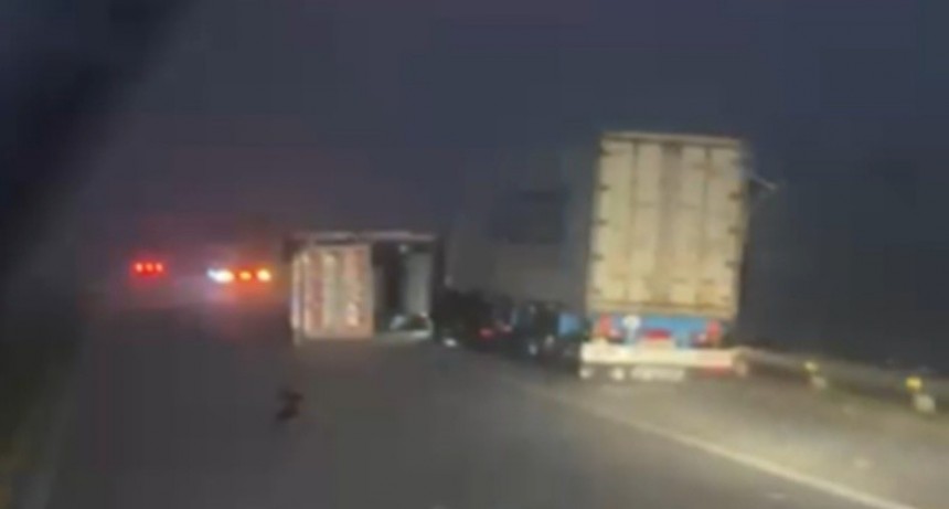 Fuerte temporal en la región con vuelco de camiones: se mantiene el corte en autopista a Córdoba