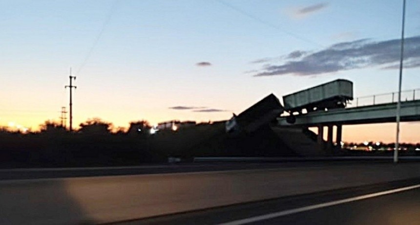 Corte de tránsito en la autopista Rosario-Santa Fe: un camión quedó colgando de uno de los puentes