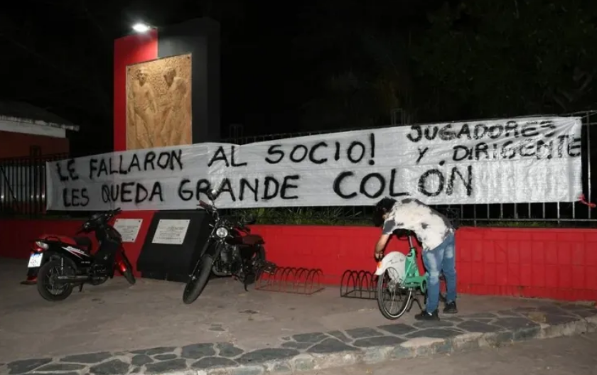 Hinchas de Colón colgaron una bandera en la sede