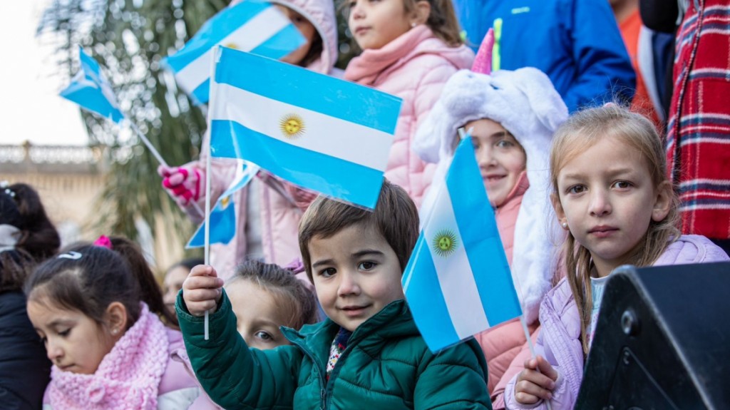 La ciudad conmemora el 215° aniversario de la Revolución de Mayo con una celebración popular