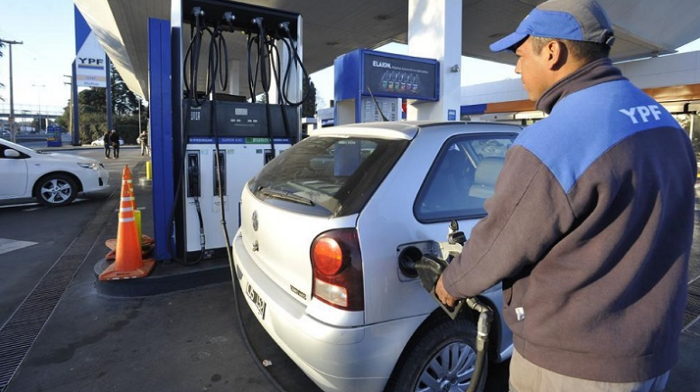 Salvo YPF, petroleras avisan que habrá subas en combustibles por la guerra