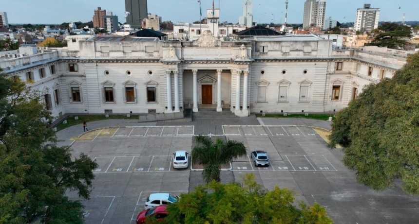 Plaza Italia: la Legislatura de Santa Fe dejar&aacute; de ser estacionamiento y volver&aacute; a ser espacio p&uacute;blico