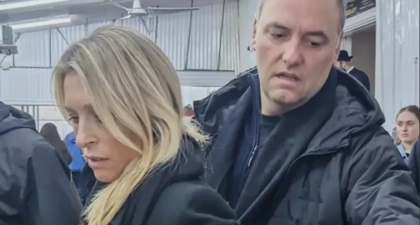 Dos nuevos testigos complicaron a Adorni e involucraron a su mujer con pagos en efectivo