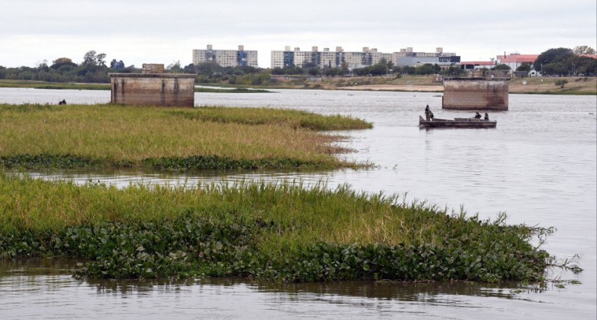 Laguna Set&uacute;bal: intervienen en tres sectores para remover los camalotes