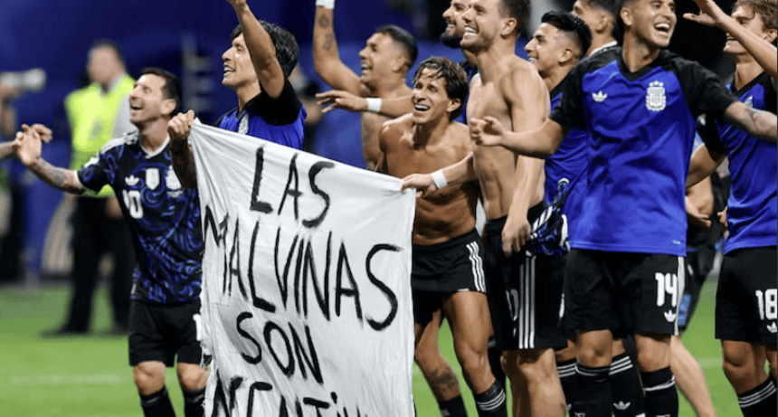 El gobierno brit&aacute;nico pidi&oacute; a la FIFA que castigue a los jugadores argentinos por la bandera que reivindic&oacute; la soberan&iacute;a sobre malvinas