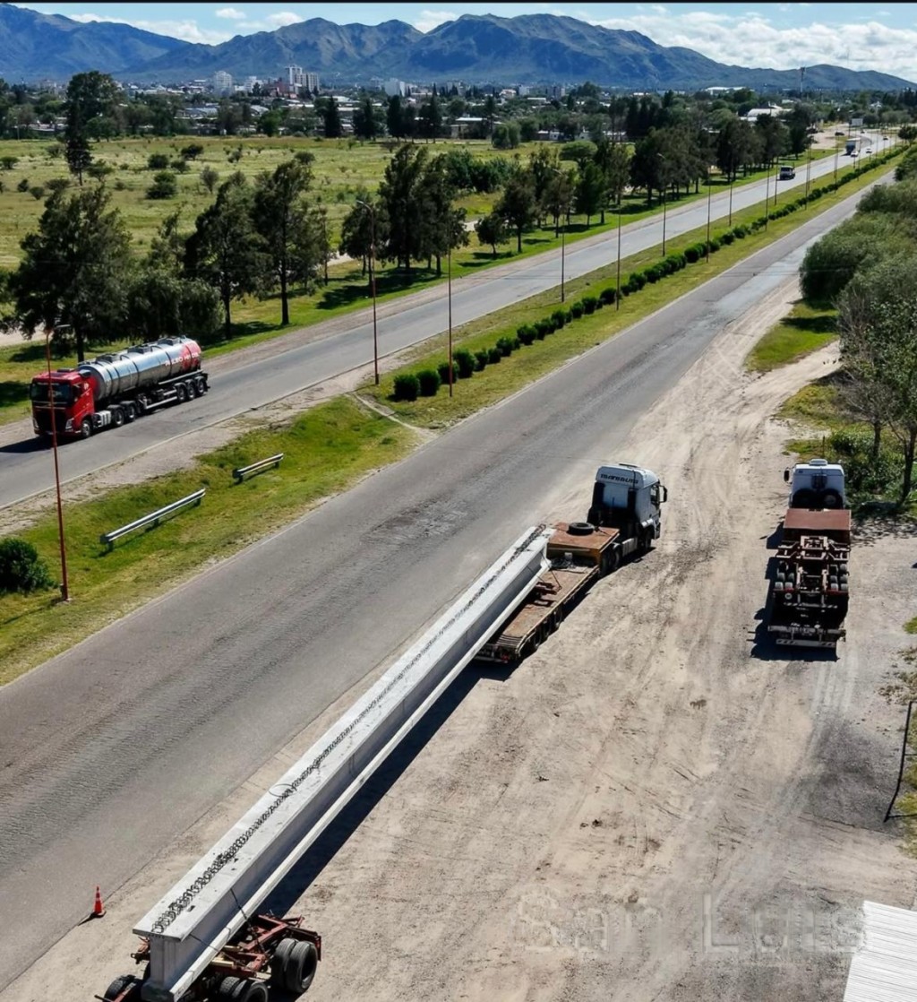 Llegan las primeras vigas para el nuevo puente Carretero