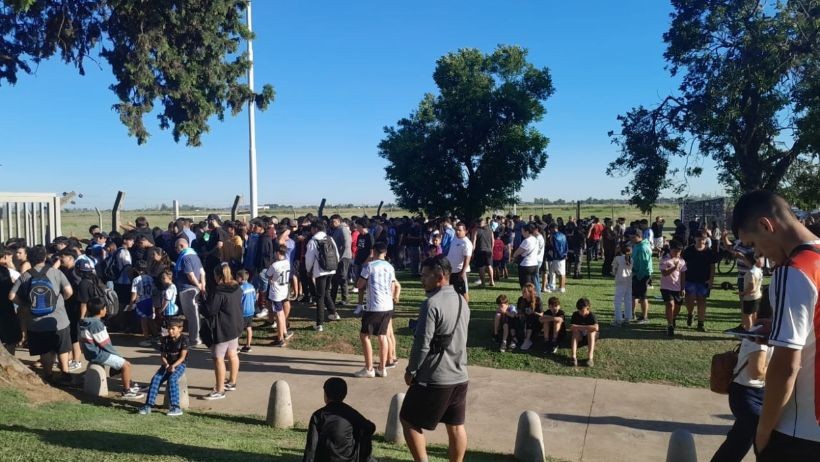 Lionel Messi paso por el aeropuerto de Sauce Viejo y lo espero una multitud