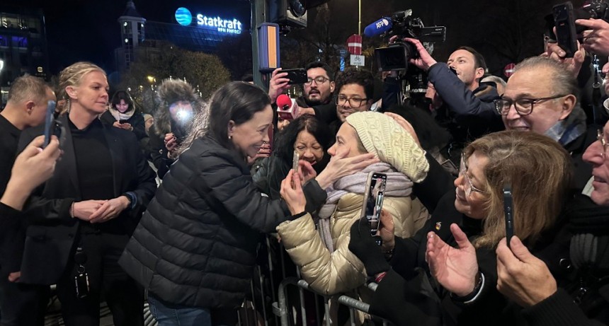 Corina Machado reapareció en Oslo y cantó el himno junto a venezolanos