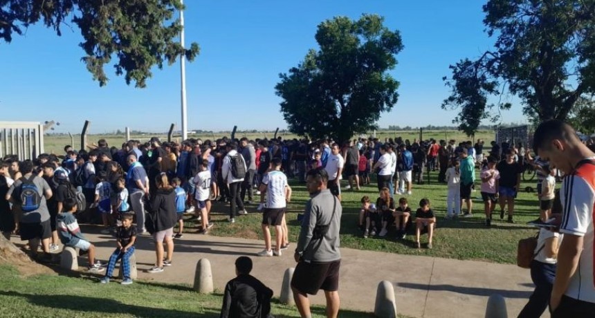 Lionel Messi paso por el aeropuerto de Sauce Viejo y lo espero una multitud