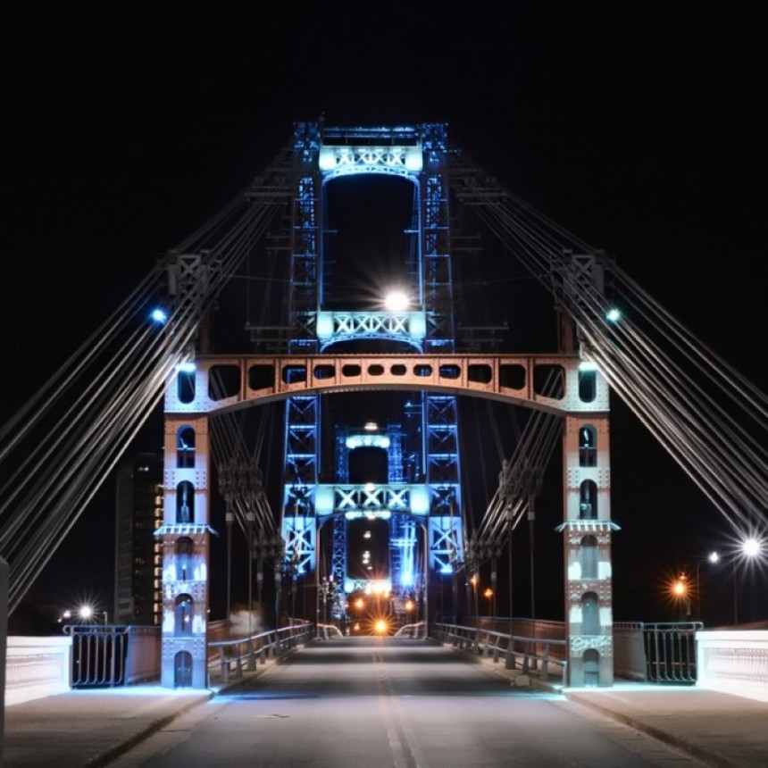 Avanza la puesta en valor de la iluminación del Puente Colgante