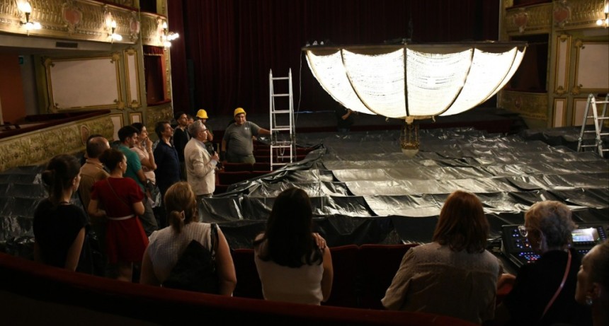 El Teatro Municipal baj&oacute; su hist&oacute;rica ara&ntilde;a de 350 kilos en un ritual abierto a los vecinos