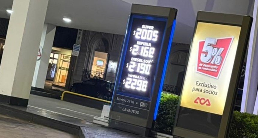 Combustibles m&aacute;s caros: la nafta s&uacute;per super&oacute; la barrera de los 2 mil pesos