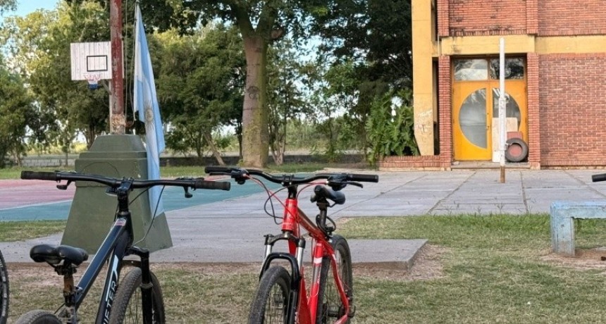 San Crist&oacute;bal: una estampida juvenil en el calor infernal, bicicletas que esperaron en silencio y la bandera que qued&oacute; a medio subir