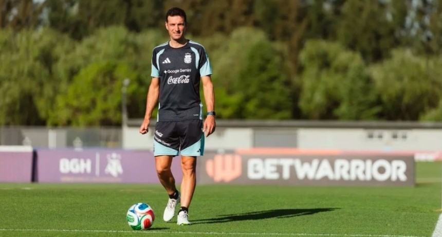 Scaloni empieza a probar: el primer once que par&oacute; durante el entrenamiento en Kansas